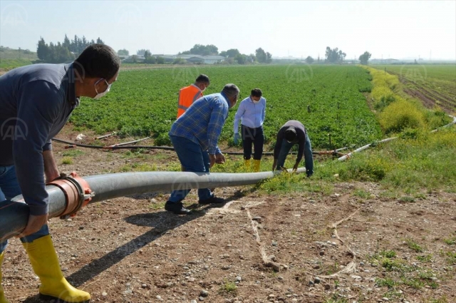 Evinden çıkamayan vatandaşın tarlasını DSİ görevlileri suladı