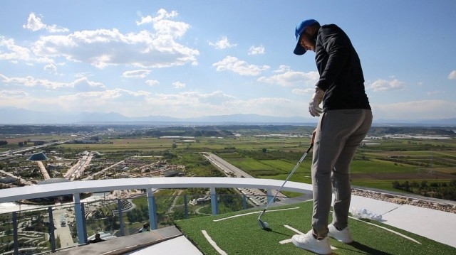 EXPO Kulesi'nin zirvesinde golf gösterisi