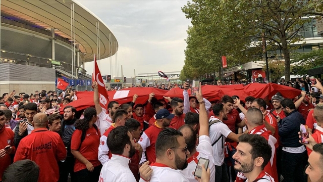 Fransa'da maç öncesinde Türkiye tezahüratları