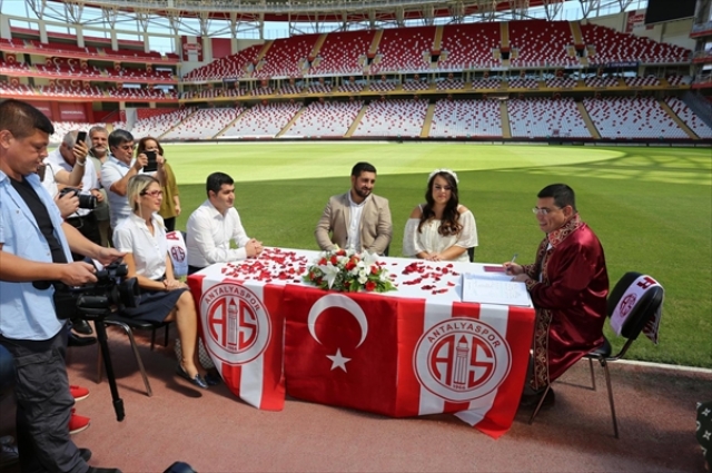 Gazeteci çiftin nikahı stadyumda kıyıldı