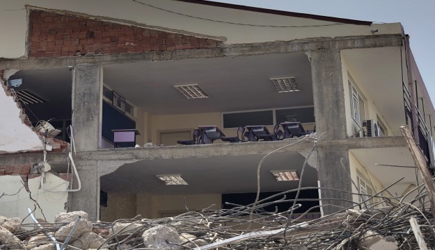  İş merkezi yıkımında lisenin duvarı çöktü  