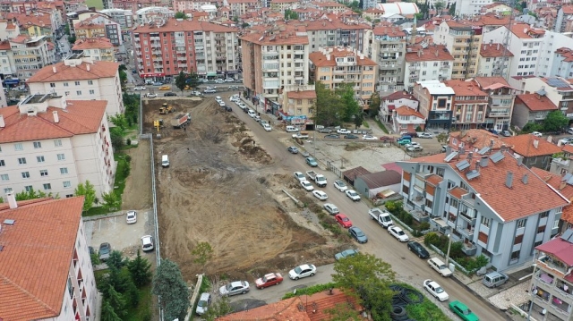 Isparta Belediyesi, İstiklal Mahallesi'nde Yeraltı Otoparkı İnşaatına Başladı




