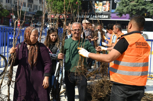 ​Isparta Belediyesinin dağıttığı fidan sayısı 72 bine ulaştı