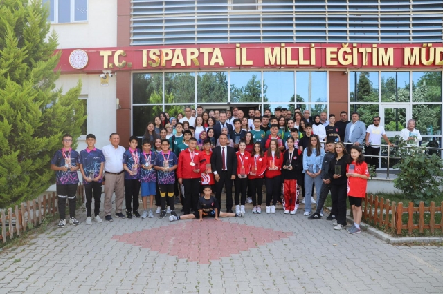 Isparta’da Öğrenciler Sportif Arenada Başarıya Koştu
