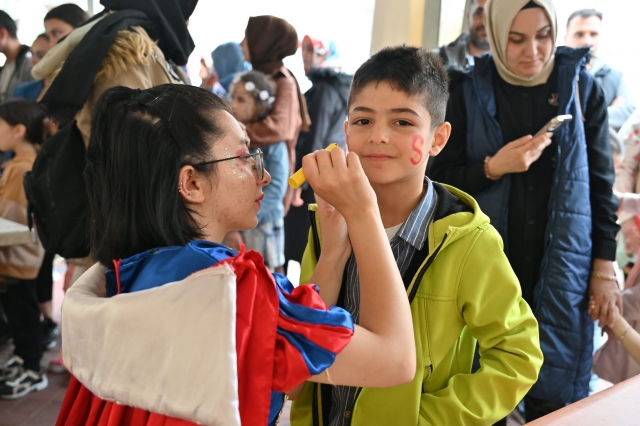 Isparta Uluslararası Gül Festivali Çocukların Coşkusunu Yansıtıyor