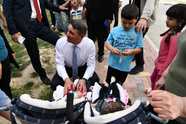 Isparta Valisi Baruş Depremzede Vatandaşlarla Bayramlaştı