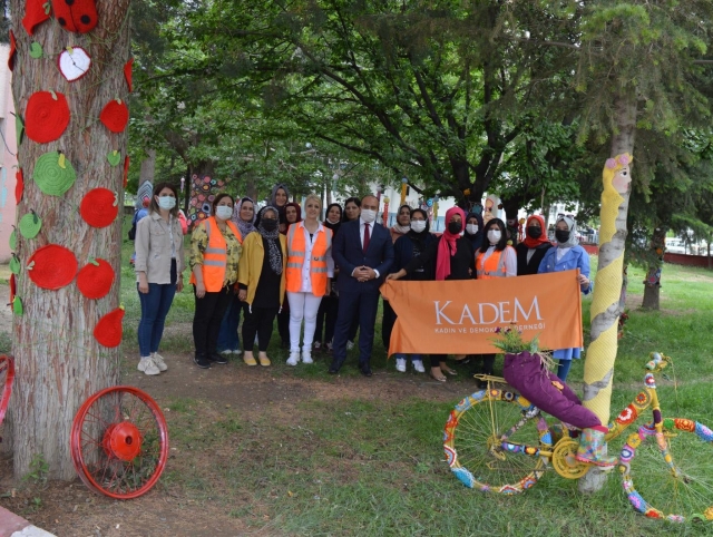 Isparta'da çevre güzelleştirme adına ağaçlara giydirme yapılıyor