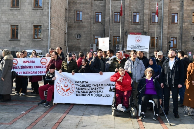 Isparta'da Dünya Engelliler Günü Çelenk Koyma Töreni Gerçekleştirildi