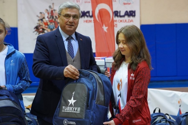 ISPARTA'DA GELECEĞİN ŞAMPİYONLARINA
SPOR MALZEMESİ DESTEĞİ