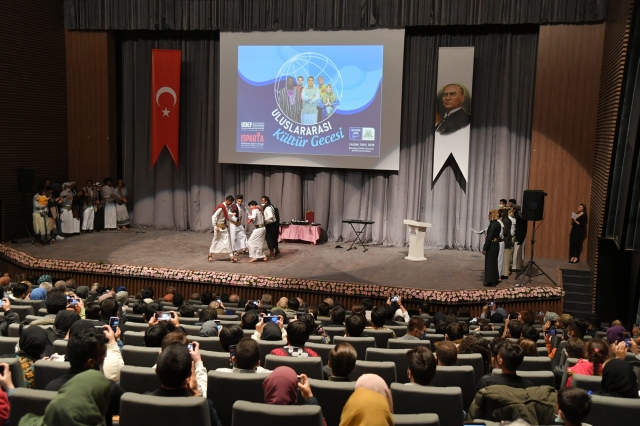 Isparta'da Kültür Gecesinde renkli görüntüler ortaya çıktı