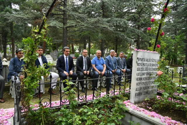 Isparta'da ​Müftüzade Gülcü İsmail Efendi kabri başında dualarla anıldı