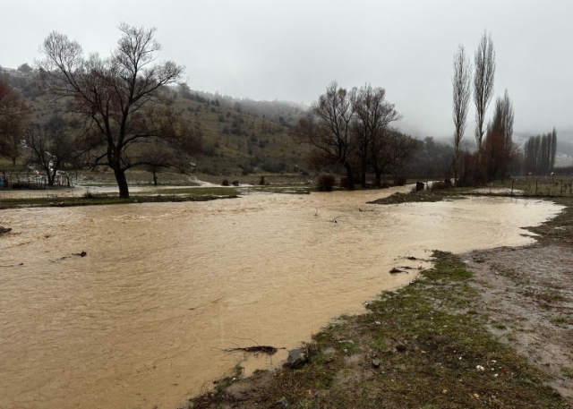 Isparta'da Sağanak Yağış Tarım Arazi­lerine Zarar Verdi