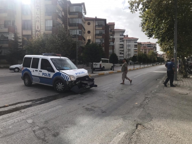 ISPARTA'DA TRAFİK EKİPLERİ KAZAYA KARIŞTI: MADDİ HASAR MEYDANA GELDİ