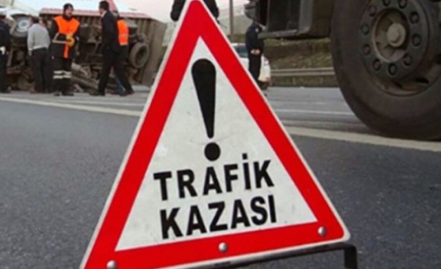 ISPARTA'DA TRAFİKKAZASI: ARAÇ AĞACA ÇARPTI