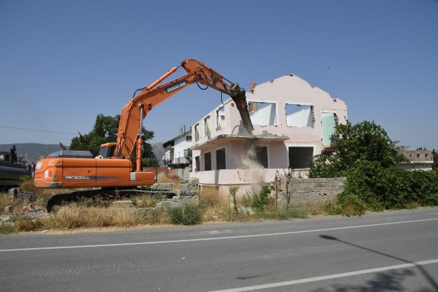 Isparta'da Vatandaş talep etti, belediye anında yıktı