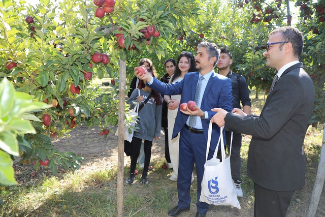 Isparta'daki elma hasadına Rektör Çatal'da katıldı