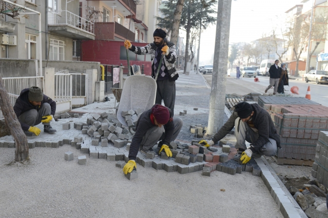 Kaldırımlar renkli begonit taşla güzelleşiyor