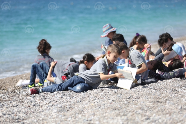 Konyaaltı Plajı'nda 30 bin kişi kitap okudu