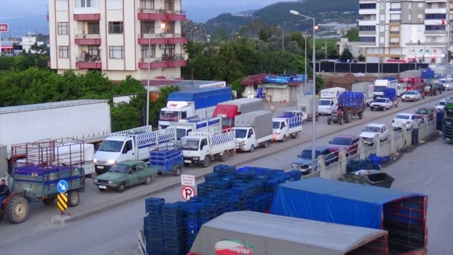 Kumlucalı çiftçiler, sebze hali girişinde uzun kuyruk oluşturdu