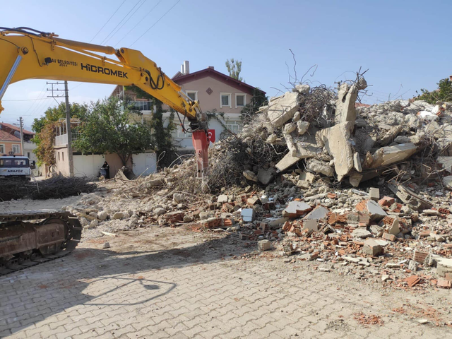 LOJMAN VE HAMAM YIKILDI YERİNE YEŞİL ALAN YAPILACAK