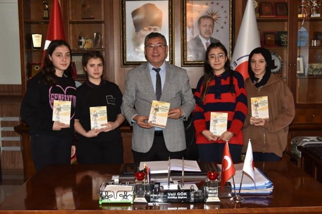 Öğrencilerden Belediye Başkanı Veli GÖK'e Kitap Ziyareti