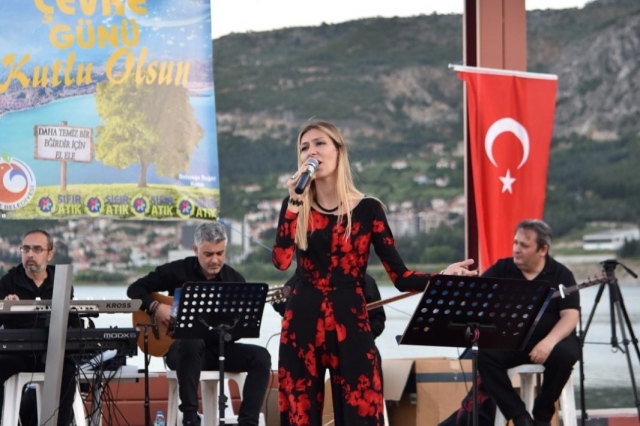 
ÖĞRETMENLERDEN COŞKULU KONSER, OSMAN ÖZTEKİN'DEN SÜRPRİZ