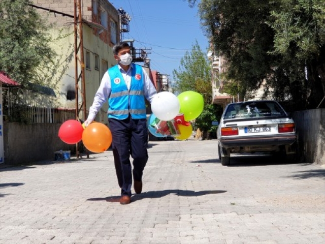 Osmaniye'de cami imamından çocuklara 23 Nisan hediyesi