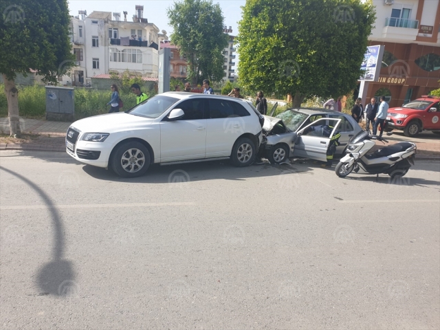 Park halindeki otomobile çarpan araçtaki 2 kardeş öldü