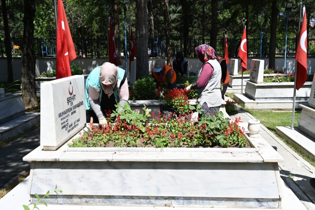 ​Şehitlerimizin kabirleri çiçeklerle donatıldı