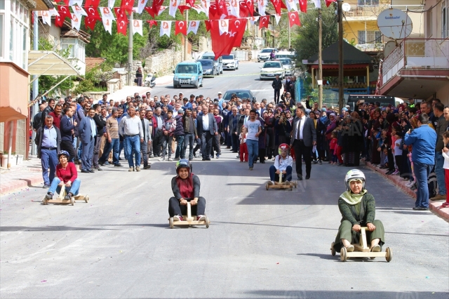 Tahta arabalarla "Tömbüldek formula" yarışı