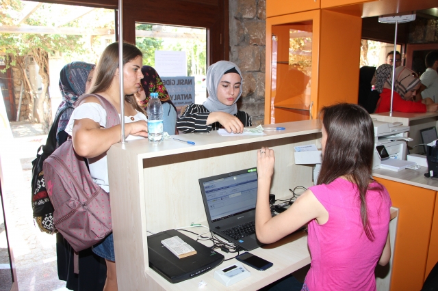 Üniversiteye geçici 'Antalya Kart' merkezi açıldı Detaylar ...