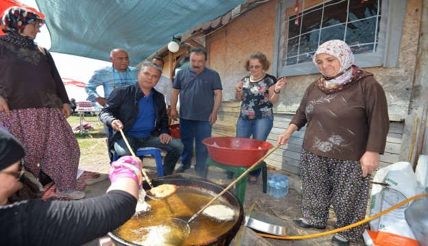 Uysal, pişi pişirdi kitabını imzaladı   