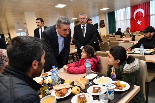 Vali Aydın Baruş, Depremzedelerle Birlikte Öğrenci Yurdunda İftar Yaptı