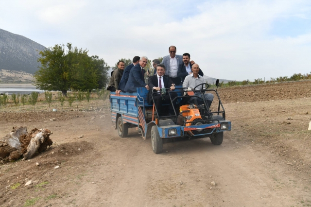 Vali Baruş Şarkikaraağaç'ta Vatandaşlarla Buluştu ve Muhtarlarla Toplantı Düzenledi